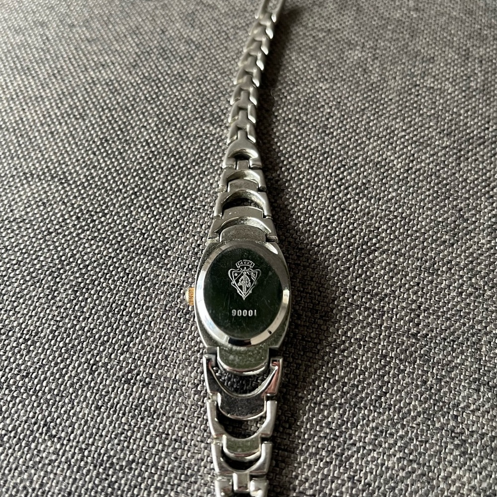 Gucci Vintage Oval Watch - Picture 6 of 6